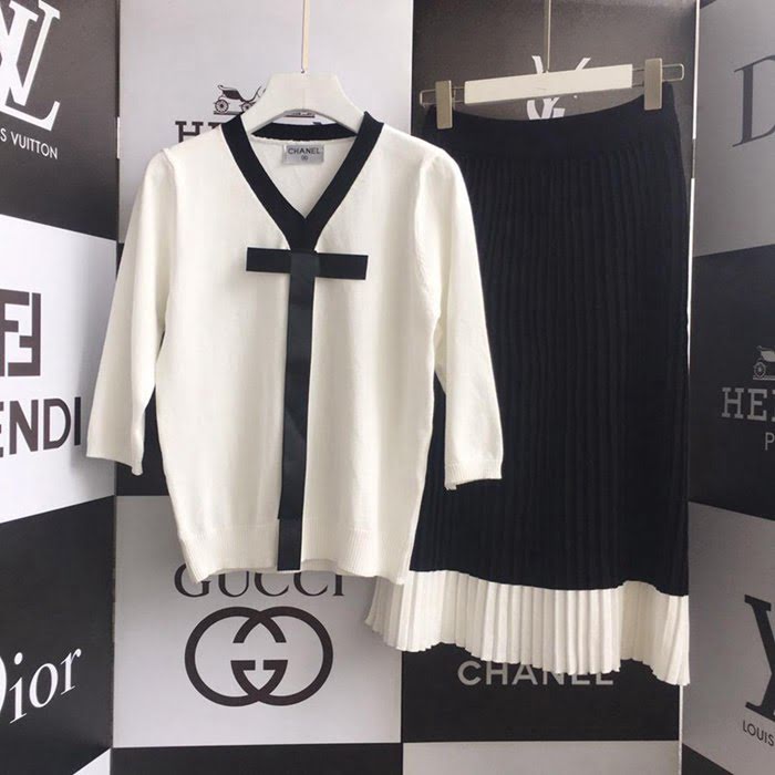 Chanel香奈兒 法國專櫃同步新款 2019春夏新款兩件套 網紅同款 V領蝴蝶結飄帶七分袖上衣 拼色百褶半裙 小香名媛氣質  xly1318