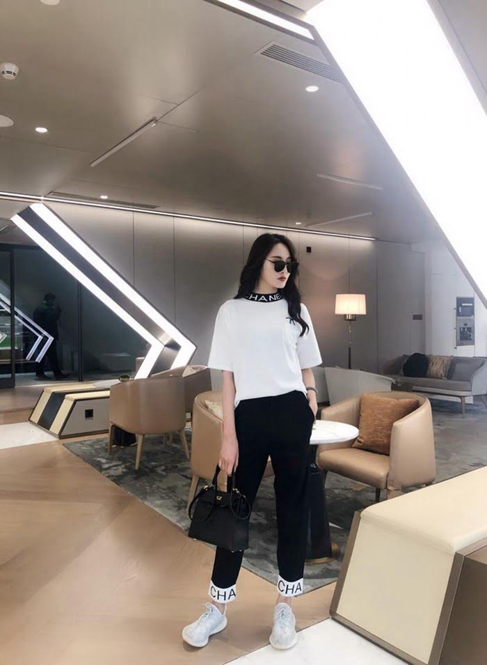 Chanel香奈兒 法國專櫃同步新款 冰絲套裝 字母小圓領 黑白撞色 黑色褲子 白色字母邊  xly1384