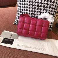 Bottega Veneta女包 寶緹嘉19新款 CASSETTE枕頭包 編織斜跨女包 原單胎牛皮 BV單肩女包 紫紅色  gxz1083