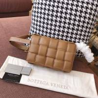 Bottega Veneta女包 寶緹嘉19新款 CASSETTE枕頭包 編織斜跨女包 原單胎牛皮 BV單肩女包 焦糖色  gxz1086