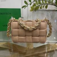 Bottega veneta高端女包 96008奶茶色 寶緹嘉新款枕頭鏈條包 BV經典款單肩斜挎手提女包  gxz1233