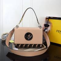 FENDI芬迪 新品新款fendi KAN I手袋 可斜背或手拿  fd1556