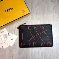 FENDI最新款手包 原單品質 進口小牛皮 小怪獸 芬迪手拿包 logo皮信封手包  fdz2110
