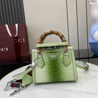 Gucci專櫃古馳最新款鱷魚紋牛皮竹節手柄手提肩背女包 jh2436型號：702732