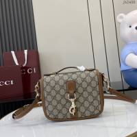 Gucci專櫃古馳最新款Emblem系列迷你肩背包斜挎包 jh2438型號：815211