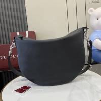 Gucci專櫃古馳最新款Body雙鎖扣粒面軟皮小號男士肩背包 jh2467型號：801887