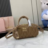 miumiu繆繆專櫃最新款小羊皮保齡球包手提肩背包 jh2536型號：5BB142