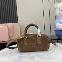 miumiu繆繆專櫃最新款絨面牛皮保齡球包手提肩背包 jh2541型號：5BB142