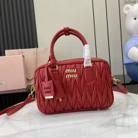 miumiu繆繆專櫃最新款Arcadie Matelasse羊皮革中號保齡球手提包斜挎包 jh2546型號：5BB124