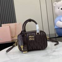 miumiu繆繆專櫃最新款Arcadie Matelasse羊皮革小號保齡球手提包斜挎包 jh2547型號：5BB123