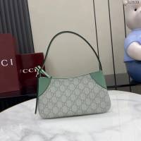 Gucci專櫃古馳最新款Emblem系列超迷你肩背包腋下包 jh2639型號：820696
