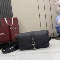 Gucci專櫃古馳2025春夏系列最新款原廠皮斜挎包肩背包 jh2712型號：821623