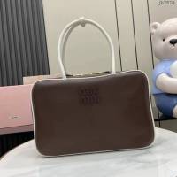 MIU MIU專櫃繆繆最新款公事包小牛皮手提包 jh2870型號：5BB117