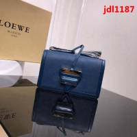 LOEWE羅意威 原單品質 Barcelona三角包 0158 最新概念款 小牛皮荔枝紋 肩背斜挎包  jdl1187