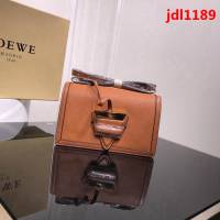 LOEWE羅意威 原單品質 Barcelona三角包 0158 最新概念款 小牛皮荔枝紋 肩背斜挎包  jdl1189