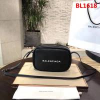 BALENCIAG巴黎世家 相機包 專櫃最新款 裏外全荔枝紋皮 字母LOGO 斜跨小包  BL1618