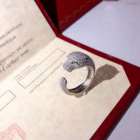 Cartier首飾 卡地亞最新火爆款戒指 925純銀鑲嵌高碳鑽 Cartier豹子祖母綠寶石戒指  zgk1422