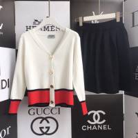 Chanel香奈兒 法國專櫃同步新款 2019春夏新款兩件套 網紅同款 V領撞色針織黑色開衫 白色百褶針織半裙  xly1316
