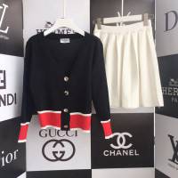 Chanel香奈兒 法國專櫃同步新款 2019春夏新款兩件套 網紅同款 V領撞色針織黑色開衫 白色百褶針織半裙  xly1317