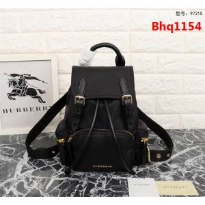 BURBERRY巴寶莉 新款背包 斜背式軍旅背包 品牌典藏的軍風包款 正面飾有Burberry立體字母徽標 9721s  Bhq1154