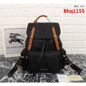 BURBERRY巴寶莉 新款背包 肩背式軍旅背包 品牌典藏的軍風包款 正面飾有Burberry立體字母徽標 9721s  Bhq1155