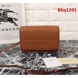 BURBERRY巴寶莉 官網新款 錢夾 可拆式肩背帶 兼作斜背包 8202  Bhq1201