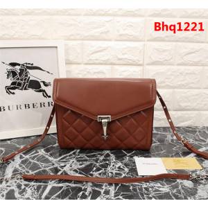 BURBERRY巴寶莉 時裝秀主打配飾 羔羊皮女款斜挎包 18235  Bhq1221