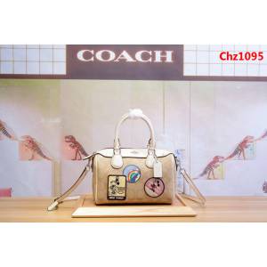 COACH蔻馳 29357 新款 迪士尼限量版 徽章Logo印花 小號枕頭包 波斯頓 手提單肩斜挎女包 經典實用百搭款  Chz1095