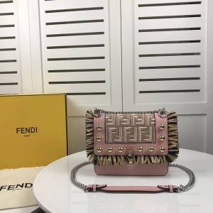 FENDI芬迪 最新款 KAN I手袋 皮配鏈子肩帶 可斜背或手拿  fd1456