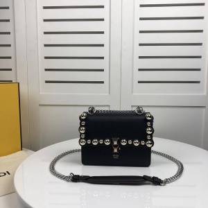 FENDI芬迪 小號 Fendi 2018 秋冬新款 Kani翻蓋式手袋 可斜背亦可手提 088  fd1465