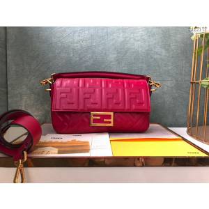 FENDI女包 Baguette中號翻蓋手袋 全幅FF圖案 3D紋理 芬迪鏈條女斜挎包  fdz2177