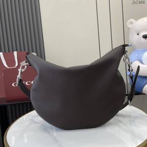 Gucci專櫃古馳最新款Body雙鎖扣粒面軟皮小號男士肩背包 jh2466型號：801887