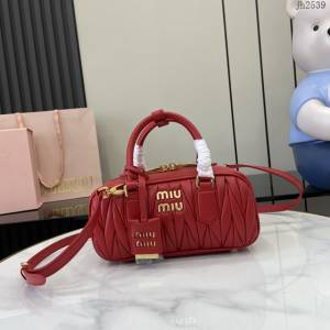miumiu繆繆專櫃最新款小羊皮保齡球包手提肩背包 jh2539型號：5BB142