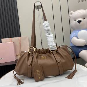 MIU MIU專櫃繆繆最新款中古腋下餃子包 jh2727型號：5BG306