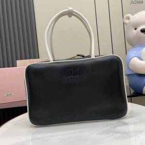 MIU MIU專櫃繆繆最新款公事包小牛皮手提包 jh2869型號：5BB117