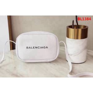 BALENCIAG巴黎世家 相機包 專櫃最新款 字母LOGO 裏外全荔枝紋皮 小斜挎包  BL1384