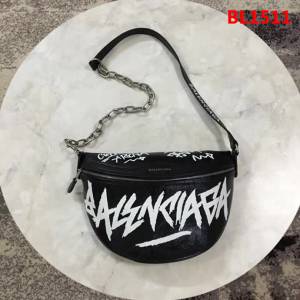 BALENCIAG巴黎世家 爆款 專櫃同步更新 斜挎胸包腰包 小牛皮材質 前面拉鏈口袋 簡約兩用包  BL1511