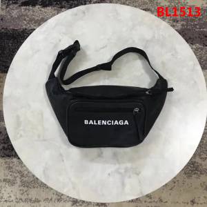 BALENCIAG巴黎世家 爆款 專櫃同步更新 斜挎胸包腰包 小牛皮材質 前面拉鏈口袋 簡約兩用包  BL1513