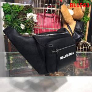 BALENCIAG巴黎世家 爆款 專櫃同步更新 小牛皮 斜挎胸包腰包 前面拉鏈口袋 簡約兩用包   BL1563