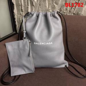 BALENCIAG巴黎世家 進口小牛皮材質 雙肩背包 抽繩開合袋口  BL1782