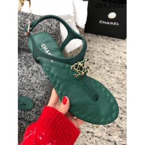 CHANEL香奈兒 19ssarrival 簡約時尚 超美夾腳款 大雙C五金logo 小羊皮材質 原單真皮大底 時尚百搭款 女士凉鞋  dsX2489