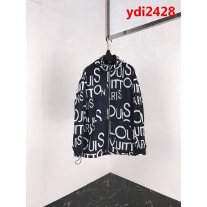 LV路易威登 19ss早春新款 官網同步 滿身字母印花 男款風衣外套 ydi2428